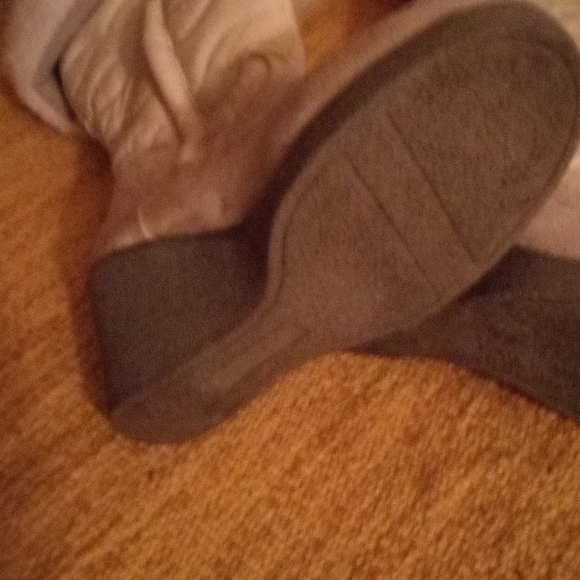 Woman's size 6 Predictions white wedge winter boots faux fur trim with pom poms. - Picture 4 of 13